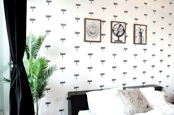 Invista em parede decorada com carimbo para renovar os seus ambientes (Foto: curbly.com) 