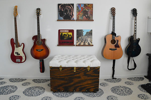 Decoração com baú de madeira reformado pode frequentar qualquer espaço (Foto: sarahsbigidea.com)  