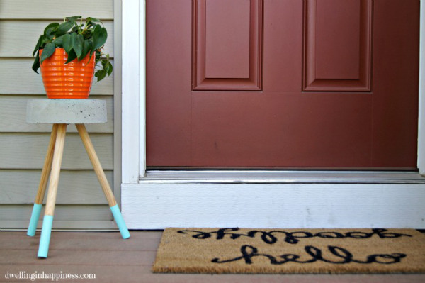 Esta decoração com suporte para plantas na varanda é linda e fácil de ser conseguida (Foto: dwellinginhappiness.com) 