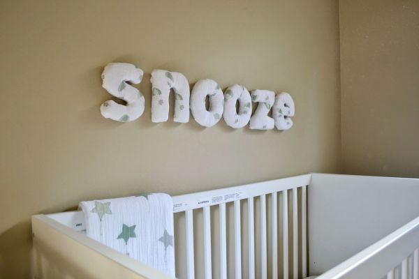 Esta decoração de quarto infantil com fraldas é fofa e fácil de ser feita (Foto: mommytesters.com) 