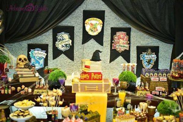 A decoração para festa infantil tema Harry Potter é muito interessante e divertida (Foto: karaspartyideas.com)          