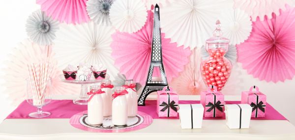 A decoração de festa com tema Paris é fofa e charmosa e encanta a todos (Foto: birthdayexpress.com) 