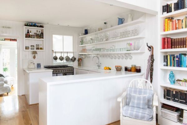 A decoração de cozinha pequena com prateleiras pode ser muito interessante (Foto: casabemfeita.com)         