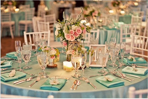 Há muitas ideias simples para decoração de casamento azul e rosa para deixar o sue grande dia ainda mais especial (Foto: souttomayor.com.br)             