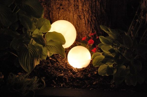  Faça você, em casa, luminárias para decorar jardim, para repaginar o décor da área externa de seu lar (Foto: thecraftiestcouple.com)               