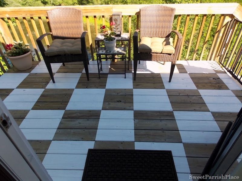Refazendo a decoração do deck de madeira você muda totalmente o visual da área externa do seu lar (Foto: sweetparrishplace.com)