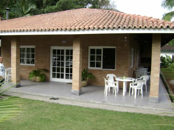 fachada de casa de campo varanda em volta