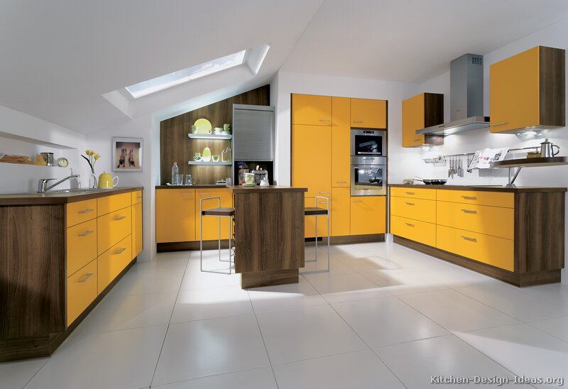 cozinha amarela com madeira