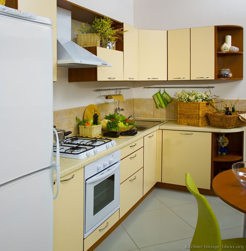 cozinha amarela com armários 