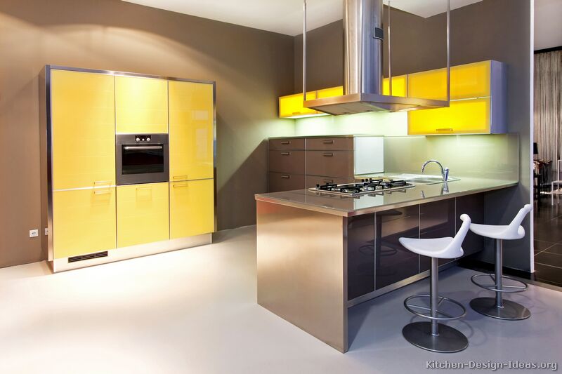cozinha amarela com marrom