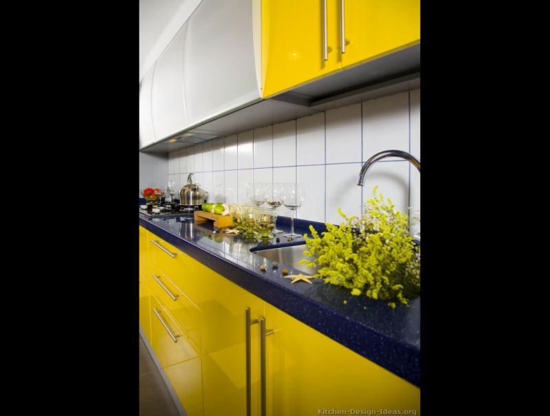cozinha amarela com granito