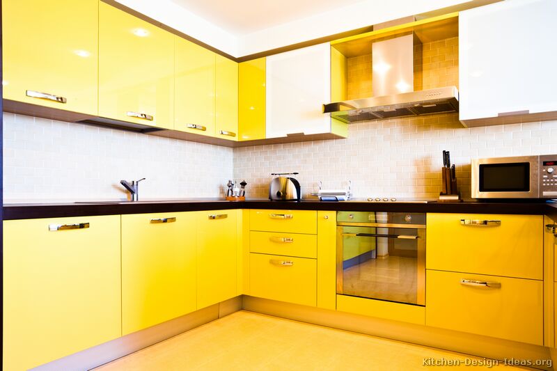 cozinha amarela com inox