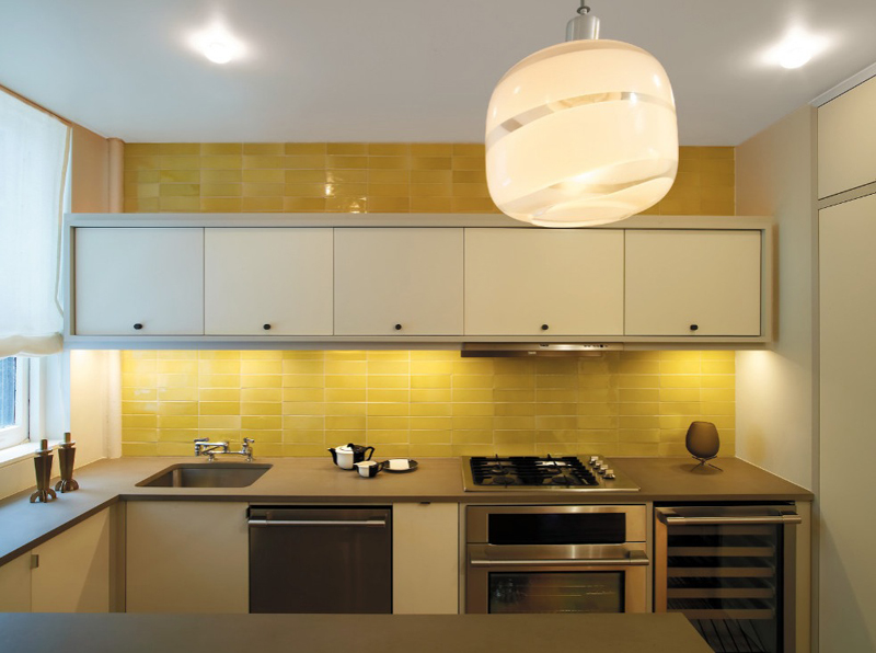 cozinha amarela com azulejos