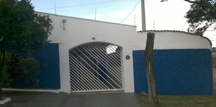 muro de residência azul e branco