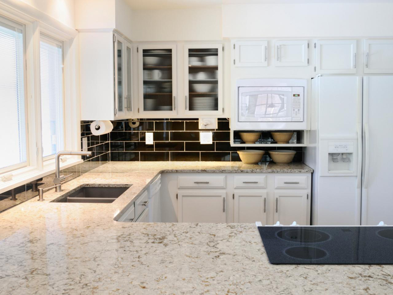 cozinha branca e preta com marmore