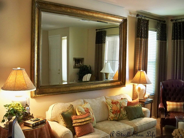 sala pequena com espelho com moldura