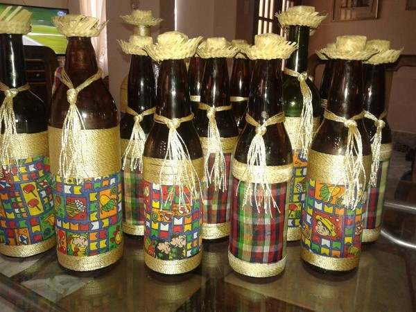 decoração de garrafa de cerveja para festa junina