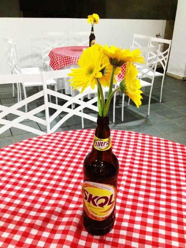 decoração com garrafa de cerveja para aniversario