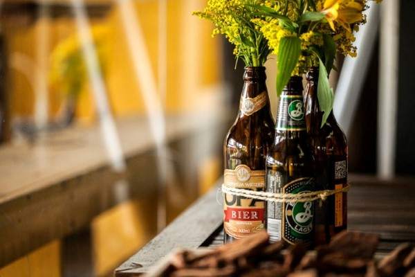 decorar com garrafas de cerveja e flores