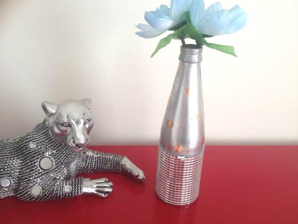 garrafa de cerveja decorada com fita espelhada prata