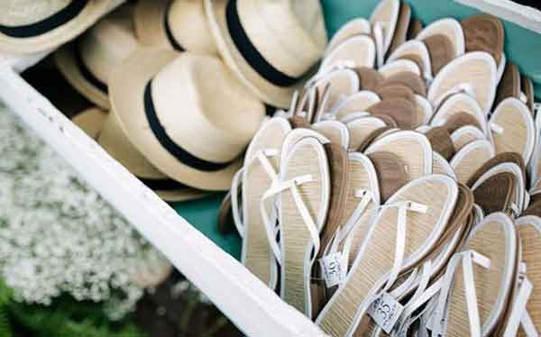Sandálias e chapéu de praia para os convidados