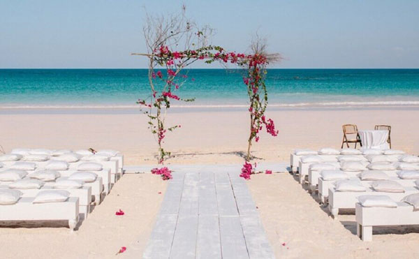 Altar com arco de flores naturais