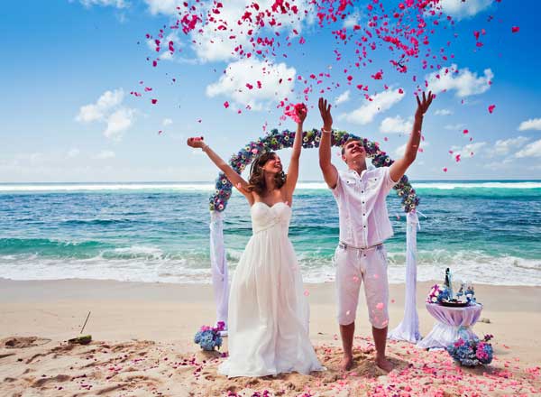 Casamento com mar de fundo