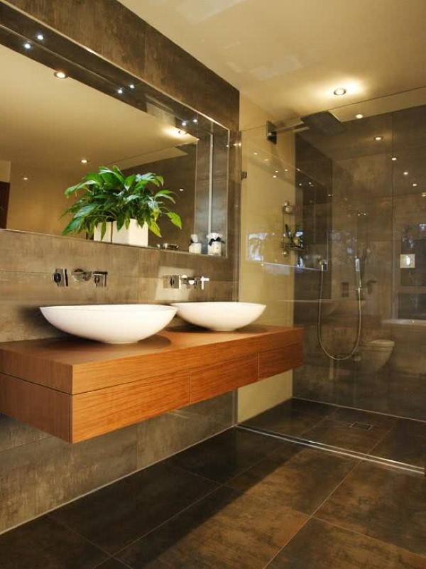 banheiro requintado de porcelanato de madeira