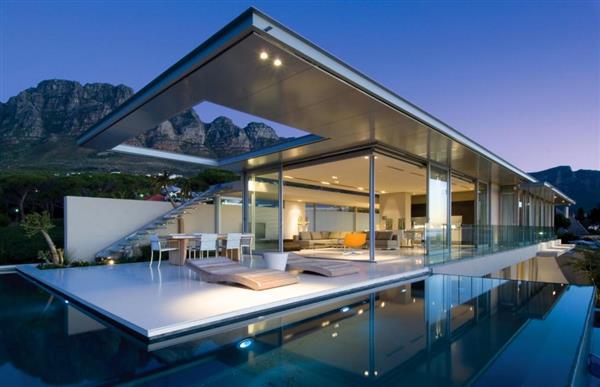 Design de piscina com borda infinita em casa luxuosa