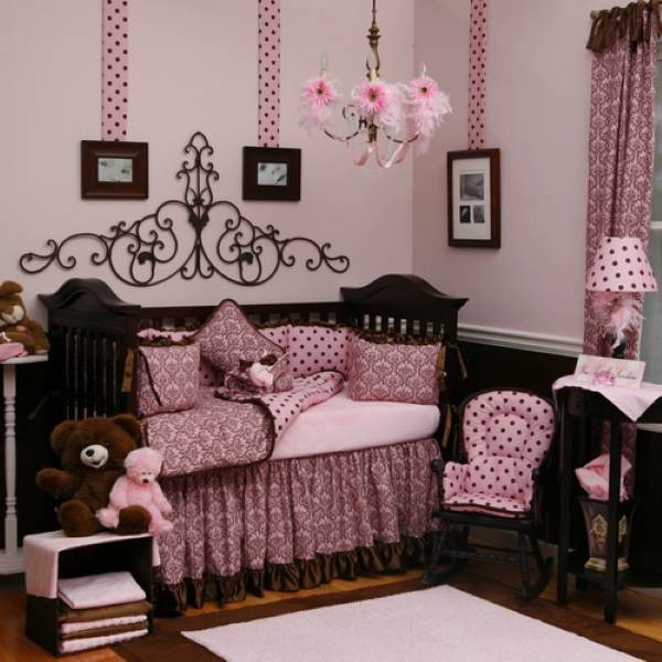 quarto para bebê marrom e rosa