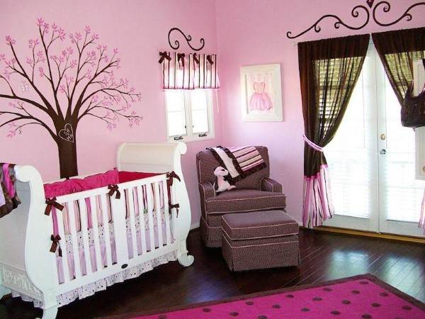quarto rosa e marrom para bebê