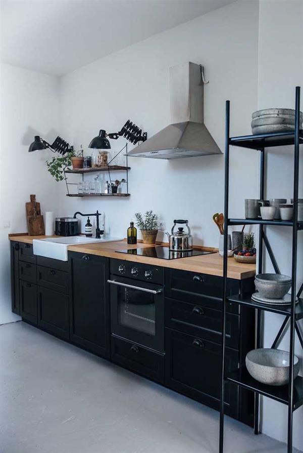 cozinha preta com bancada de madeira