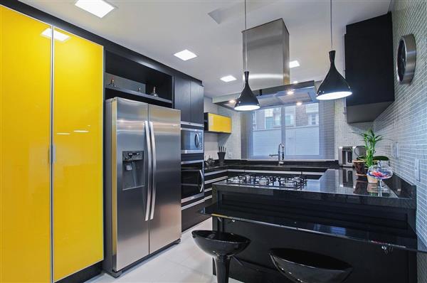 cozinha em preto e amarelo