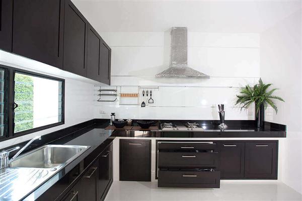 cozinha preto e branco com coifa inox