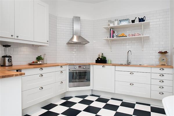 cozinha com piso preto e branco