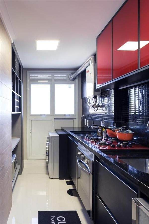 cozinha preta com armário vermelho