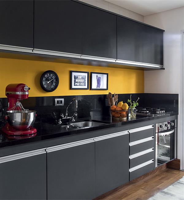 cozinha preta e amarela