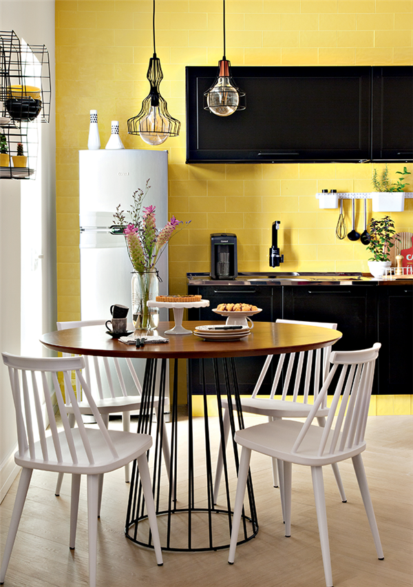 cozinha com azulejo amarelo