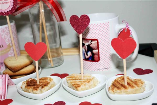 mesa de cafe da manha decorada com corações