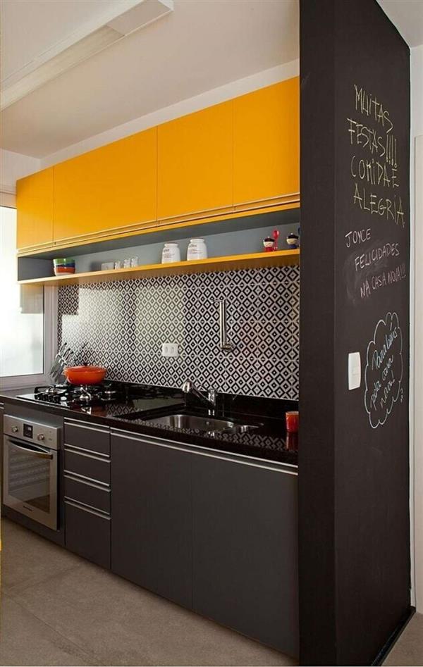 decoracao-amarela-e-preta-para-cozinha-compacta