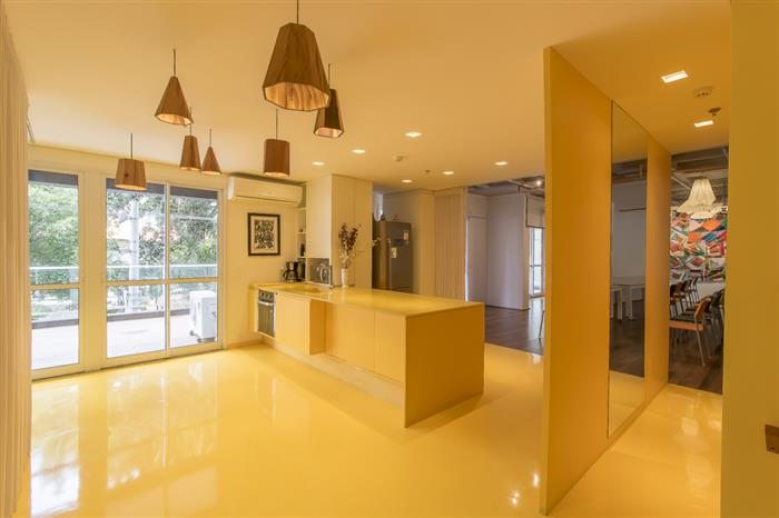 cozinha luxuosa amarela
