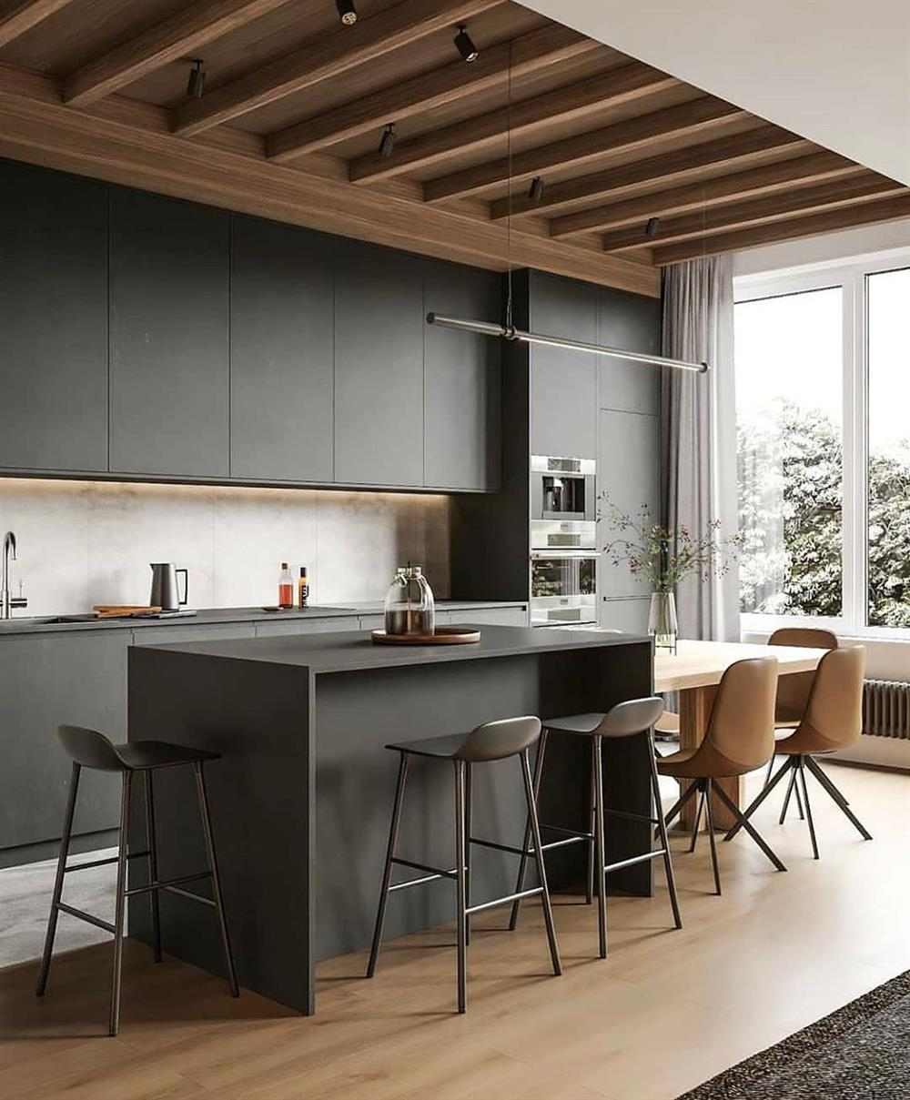 cozinha cinza com teto de madeira