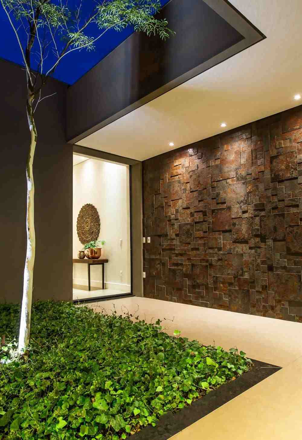 pedra ferro na entrada da casa