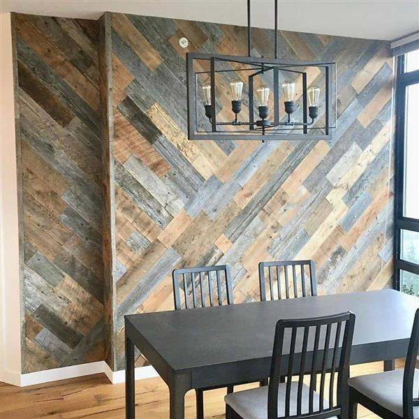 sala de jantar com parede de madeira