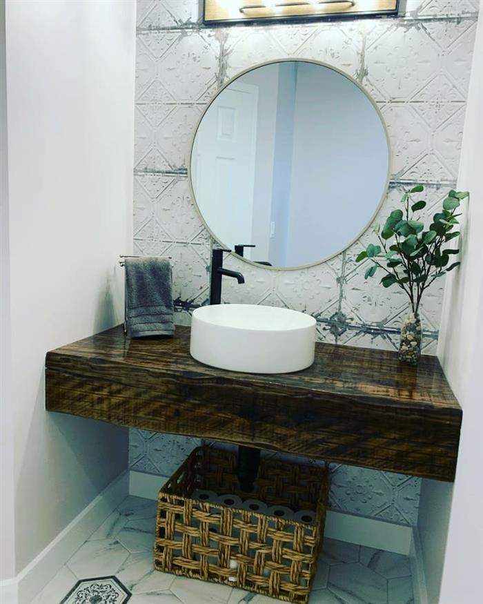 banheiro rústico de madeira