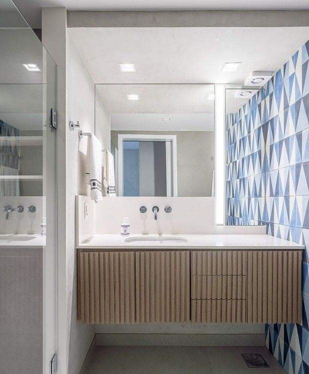 banheiro com piso azul