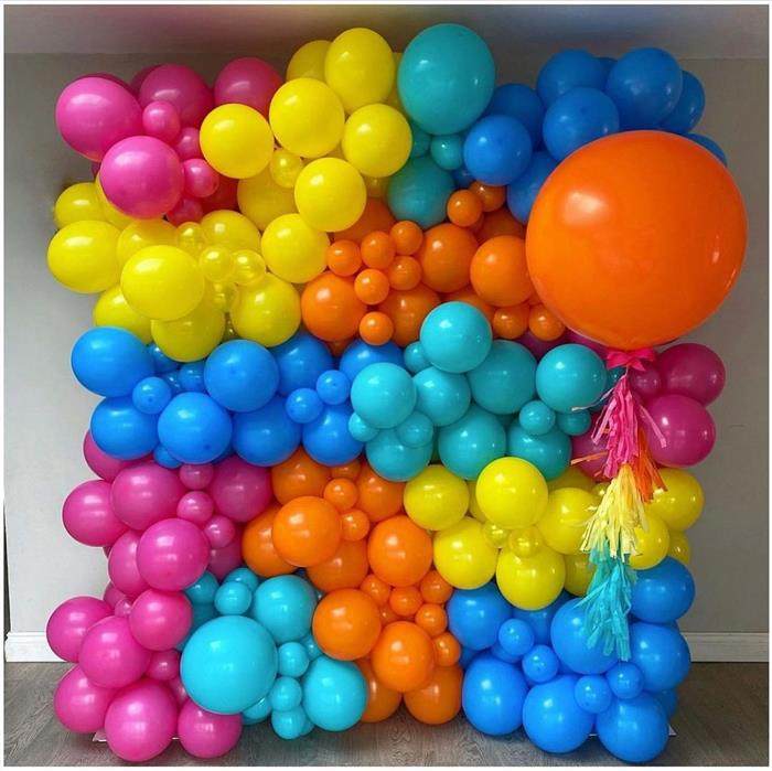 decoracao com baloes de varios tamanhos
