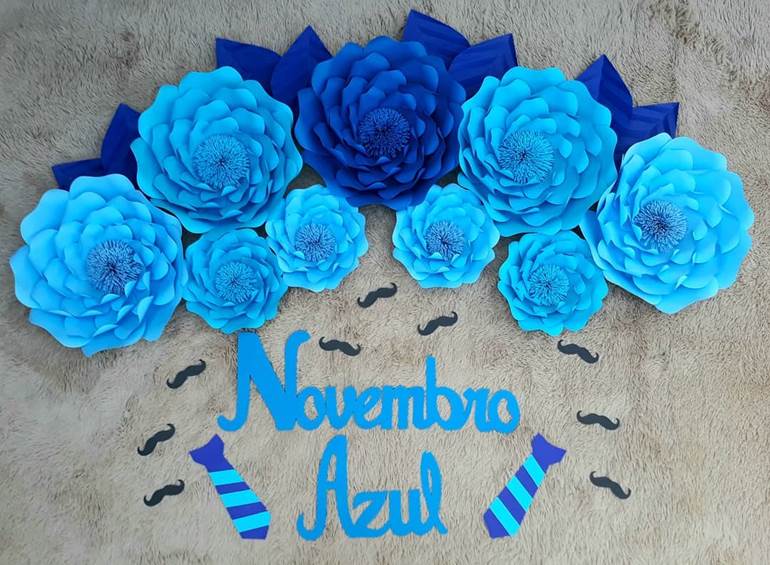 Painel decorado novembro azul com rosas