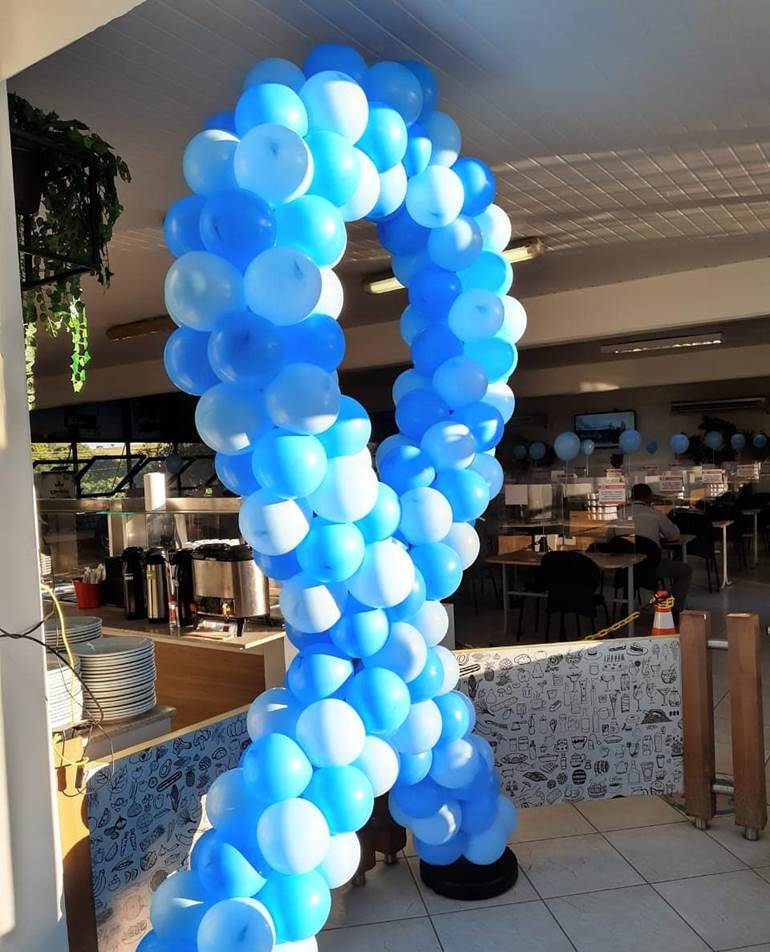 Laço Novembro Azul de balões