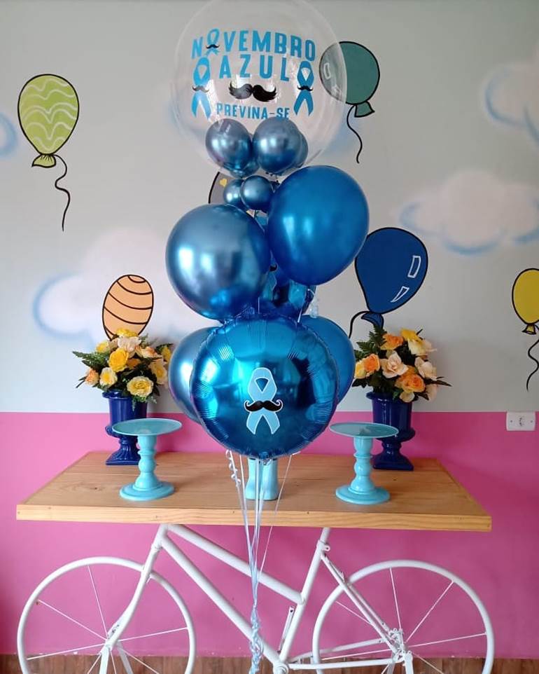 Decoração com balões em bicicleta branca novembro azul